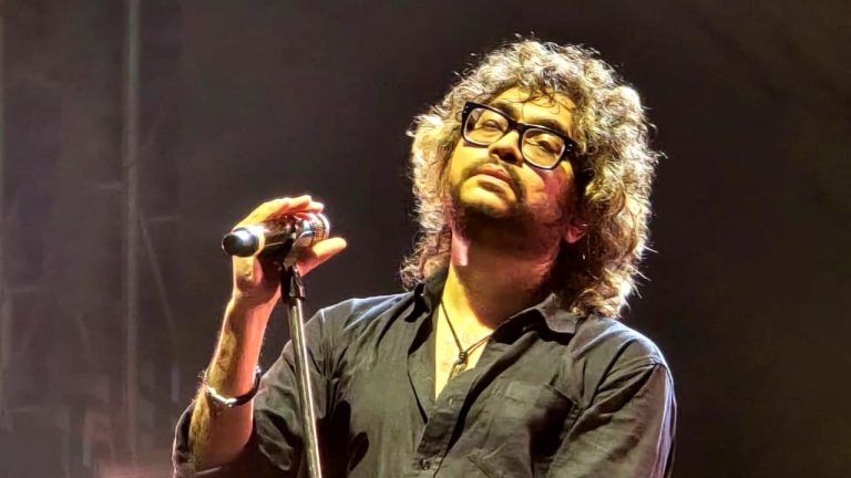 রক গানের মঞ্চে কখনও ‘পচা ডিম’ আর ‘আরশোলা’, সঙ্গে মিশে গেল রূপমের চিরচর্চিত ‘হাসনুহানা’!